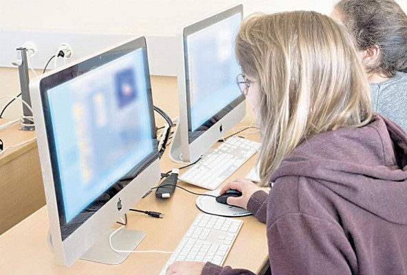 El estudio de la UIT revela que la población entre los 14 y 24 años utilizan el internet un 14% más que las personas de 25 años en adelante. El estudio de la UIT revela que la población entre los 14 y 24 años utilizan el internet un 14% más que las personas de 25 años en adelante.