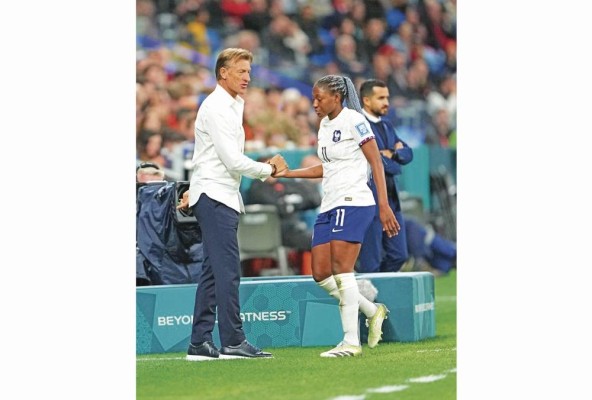 Hervé Renard no logró con Francia superar los cuartos de final. El no haber perdido ningún partido y la proximidad de los Juegos Olímpicos juega a favor de su permanencia. Hervé Renard no logró con Francia superar los cuartos de final. El no haber perdido ningún partido y la proximidad de los Juegos Olímpicos juega a favor de su permanencia.
