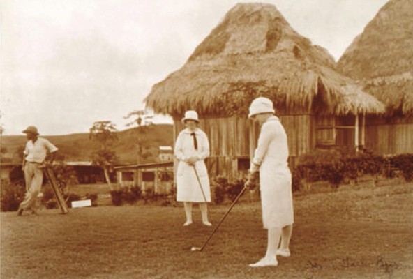 Retrato de grupo informal de dos mujeres jugando golf en el Golf Club de Las Sabanas, en ciudad de Panamá. Retrato de grupo informal de dos mujeres jugando golf en el Golf Club de Las Sabanas, en ciudad de Panamá.