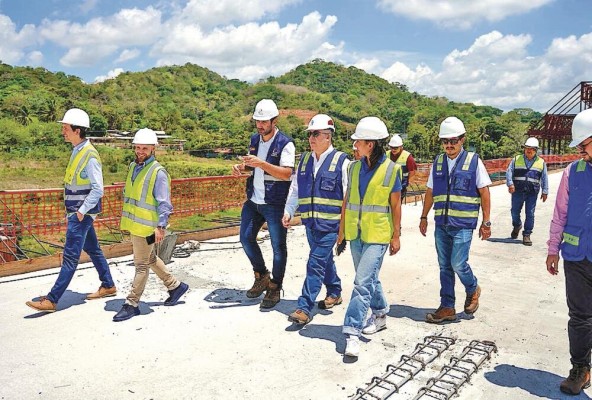Representantes del BCIE durante un recorrido por el proyecto del corredor de las playas. Representantes del BCIE durante un recorrido por el proyecto del corredor de las playas.