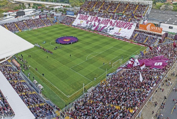 En el Ricardo Saprissa, un recinto con césped natural y un diseño arquitectónico que acerca a la afición al terreno, por lo que le llaman La Cueva, buscarán una diferencia clara en el primer partido para restarle protagonismo al Rommel Fernández. En el Ricardo Saprissa, un recinto con césped natural y un diseño arquitectónico que acerca a la afición al terreno, por lo que le llaman La Cueva, buscarán una diferencia clara en el primer partido para restarle protagonismo al Rommel Fernández.