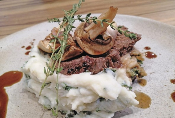 Puré de papas con col rizada, champiñones asados y lomo de res Puré de papas con col rizada, champiñones asados y lomo de res