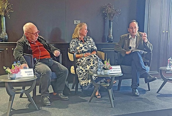 Almudena de Arteaga y Mario Levi con el profesor Rafael CArpintero Almudena de Arteaga y Mario Levi con el profesor Rafael CArpintero