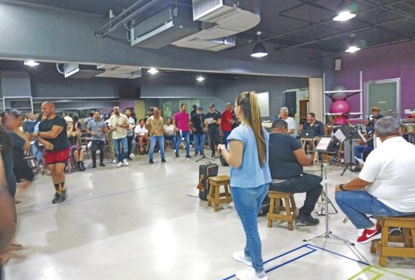 Bailarines y actores durante el primer ensayo con la orquesta musical. Bailarines y actores durante el primer ensayo con la orquesta musical.