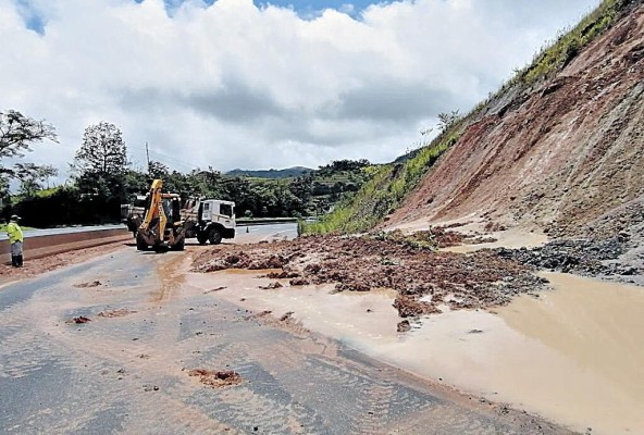 SE registró un deslizamiento de tierra en la vía Panamericana en el kilómetro 334, sector de Bella Vista en Tolé. SE registró un deslizamiento de tierra en la vía Panamericana en el kilómetro 334, sector de Bella Vista en Tolé.