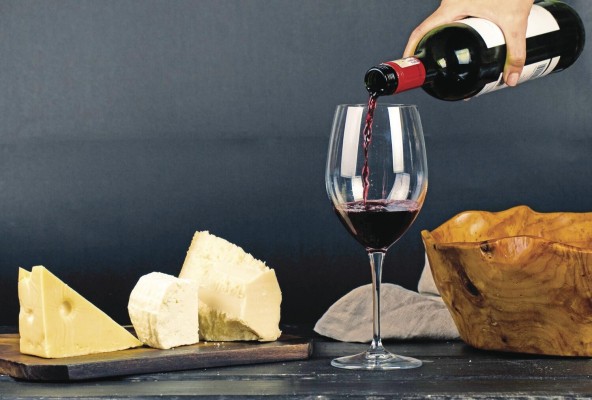Los quesos y vinos son el maridaje perfecto en las celebraciones familiares. Los quesos y vinos son el maridaje perfecto en las celebraciones familiares.