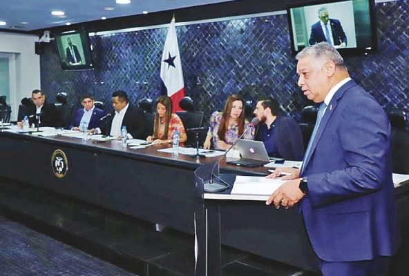 El administrador de la Asep, Armando Fuentes, compareció ayer a una citación de la comisión legislativa sobre el tema energético. El administrador de la Asep, Armando Fuentes, compareció ayer a una citación de la comisión legislativa sobre el tema energético.