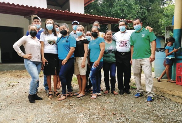 Miembros de la Asociación Agropecuaria de Pesca y Ecoturística de Palo Seco (AAPEPS) en el Golfo de Montijo, Veraguas. Miembros de la Asociación Agropecuaria de Pesca y Ecoturística de Palo Seco (AAPEPS) en el Golfo de Montijo, Veraguas.