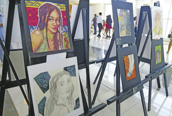 Los alumnos presentaron obras en pintura, dibujo, fotografía pictograbados y litografías. Los alumnos presentaron obras en pintura, dibujo, fotografía pictograbados y litografías.