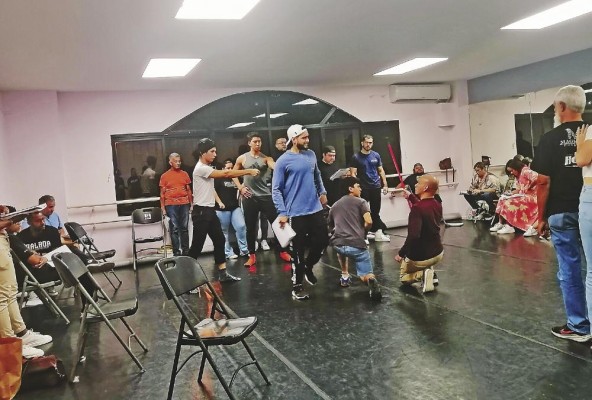 La obra cuenta con un elenco que incluye a Génesis Padilla, Lucho Gotti y María Fernanda Achurra. La obra cuenta con un elenco que incluye a Génesis Padilla, Lucho Gotti y María Fernanda Achurra.