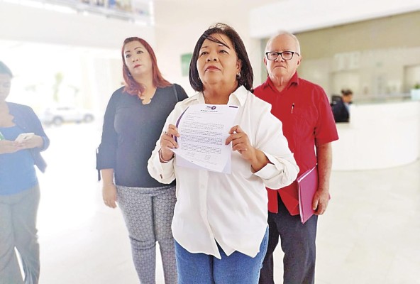 La precandidata Maribel Gordón acudió al Tribunal Electoral a presentar una nota en la que se queja de irregularidades. La precandidata Maribel Gordón acudió al Tribunal Electoral a presentar una nota en la que se queja de irregularidades.