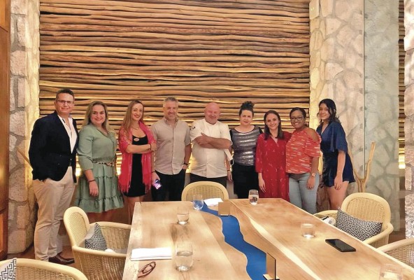 Periodistas junto al chef Franco Maddalozzo en el hotel Xcaret Arte. Periodistas junto al chef Franco Maddalozzo en el hotel Xcaret Arte.