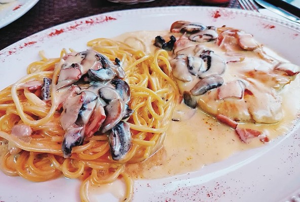 Spaghetti boscaiola con filete de pechuga Spaghetti boscaiola con filete de pechuga