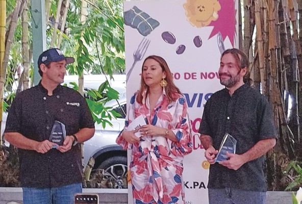Domingo De Obaldía y Mario castrellón recibieron un reconocimiento de manos de Melissa Pinto. Domingo De Obaldía y Mario castrellón recibieron un reconocimiento de manos de Melissa Pinto.