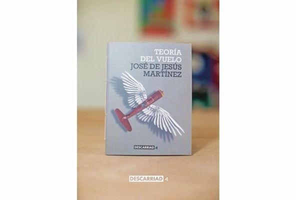 El libro 'Teoría del vuelo' del autor José de Jesús Martínez. El libro 'Teoría del vuelo' del autor José de Jesús Martínez.