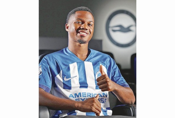Ansu Fati posa con los colores del Brighton & Hove Albion. Ansu Fati posa con los colores del Brighton & Hove Albion.
