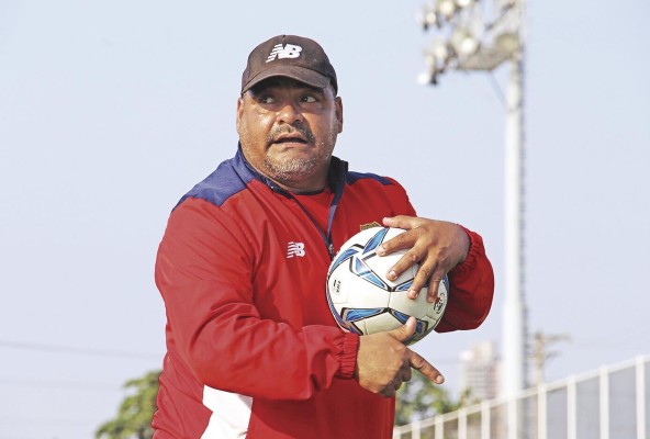 Gaspar Pérez da su valoración sobre el pulso que mantienen los arqueros José Calderón, del Comunicaciones de Guatemala, y Luis Mejía, del Nacional de Uruguay. Gaspar Pérez da su valoración sobre el pulso que mantienen los arqueros José Calderón, del Comunicaciones de Guatemala, y Luis Mejía, del Nacional de Uruguay.