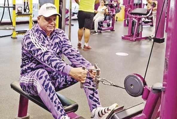 Franklin Bósquez se ejercita regularmente en un gimnasio de la localidad, pues, como él afirma de manera folclórica, “siempre hay que mover el esqueleto”. Franklin Bósquez se ejercita regularmente en un gimnasio de la localidad, pues, como él afirma de manera folclórica, “siempre hay que mover el esqueleto”.
