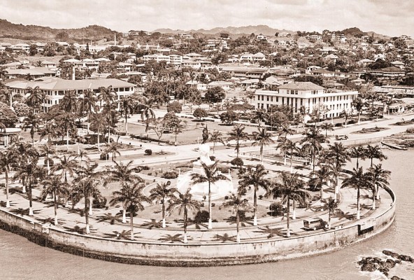 Monumento a Vasco Núñez de Balboa y el hospital Santo Tomás en la avenida Balboa, década de 1940. Monumento a Vasco Núñez de Balboa y el hospital Santo Tomás en la avenida Balboa, década de 1940.
