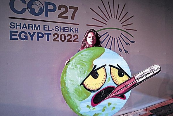 Un activista sostiene un cartel en la Conferencia de las Naciones Unidas sobre el Cambio Climático (COP27) de 2022. Un activista sostiene un cartel en la Conferencia de las Naciones Unidas sobre el Cambio Climático (COP27) de 2022.