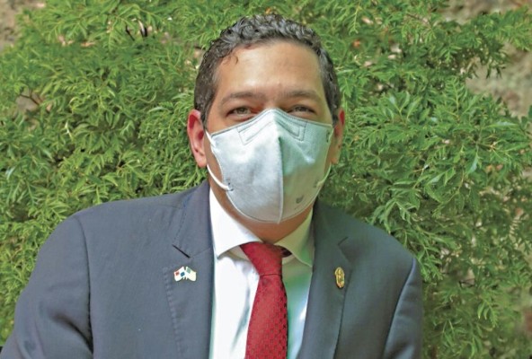 Raúl Fernández logró un curul en la Asamblea Nacional el 4 de mayo de 2019. Raúl Fernández logró un curul en la Asamblea Nacional el 4 de mayo de 2019.
