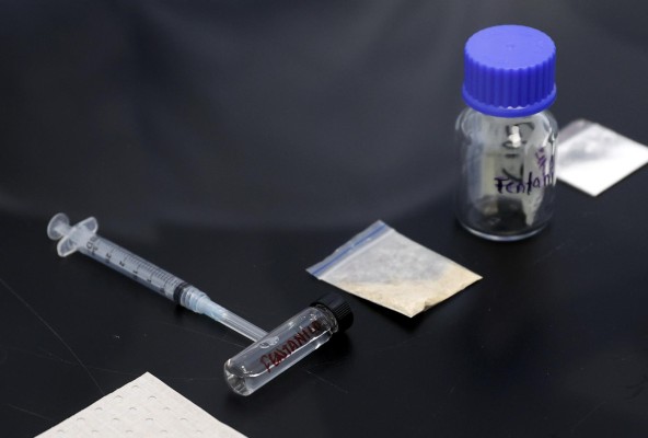 Fotografía del proceso de análisis del opioide sintético fentanilo realizado por científicos de la Dirección de Antinárcoticos de Colombia en su laboratorio químico de investigación, en Bogotá (Colombia). Fotografía del proceso de análisis del opioide sintético fentanilo realizado por científicos de la Dirección de Antinárcoticos de Colombia en su laboratorio químico de investigación, en Bogotá (Colombia).