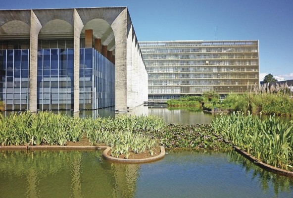 Jardines acuáticos en Brasilia DF, Brasil. El edificio es de Oscar Niemayer Jardines acuáticos en Brasilia DF, Brasil. El edificio es de Oscar Niemayer