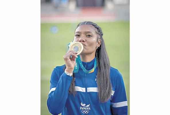 Gianna Woodruff celebrando su medalla de oro obtenida en atletismo. Gianna Woodruff celebrando su medalla de oro obtenida en atletismo.