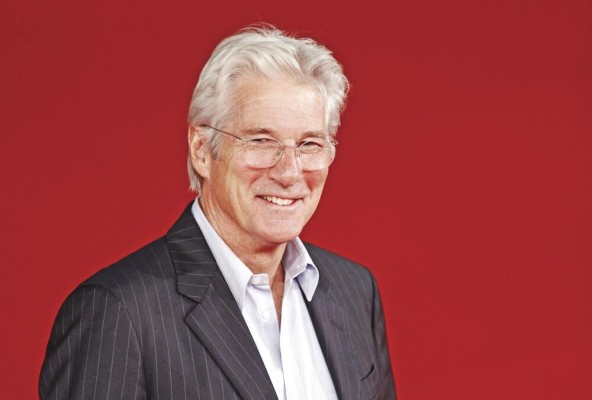 Richard Gere nació en Filadelfia, en 1949, en el seno de una familia judía. Richard Gere nació en Filadelfia, en 1949, en el seno de una familia judía.
