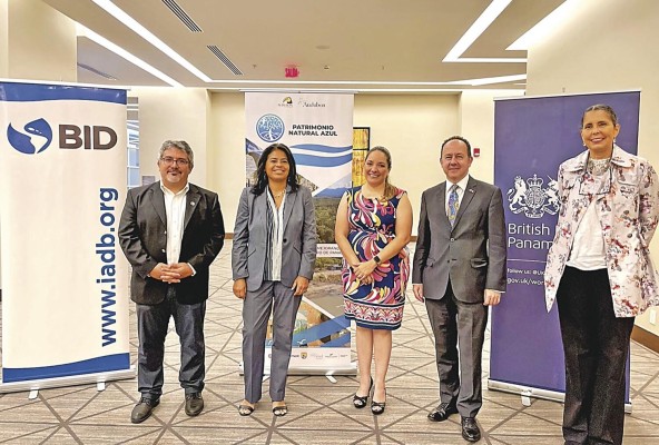 Julio Montes de Oca, director de Resiliencia Costera de Audubon Américas; Rocío Medina-Bolívar, representante país del BID; Yenifer Díaz, directora de Proyectos de Audubon Panamá; Tim Stew, embajador del Reino Unido, y Rosabel Miró, directora ejecutiva de Audubon Panamá Julio Montes de Oca, director de Resiliencia Costera de Audubon Américas; Rocío Medina-Bolívar, representante país del BID; Yenifer Díaz, directora de Proyectos de Audubon Panamá; Tim Stew, embajador del Reino Unido, y Rosabel Miró, directora ejecutiva de Audubon Panamá