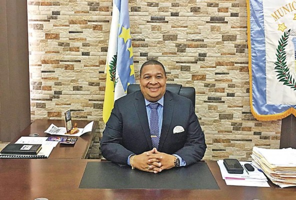 Alex Lee es el actual alcalde de Colón. Alex Lee es el actual alcalde de Colón.