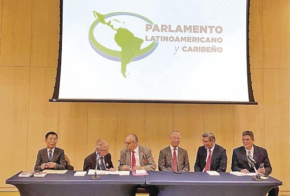 De izquierda a derecha: Yuan Dongzhen, Julio Yao, Roberto Montañez, Wei Qiang, Eddie Tapiero y Elmer Miranda De izquierda a derecha: Yuan Dongzhen, Julio Yao, Roberto Montañez, Wei Qiang, Eddie Tapiero y Elmer Miranda