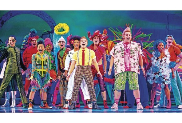 El musical está basado en la cinta homónima de 2004 y el libro 'Queen Bees and Wannabees' de Rosalind Wiseman de 2002. El musical está basado en la cinta homónima de 2004 y el libro 'Queen Bees and Wannabees' de Rosalind Wiseman de 2002.