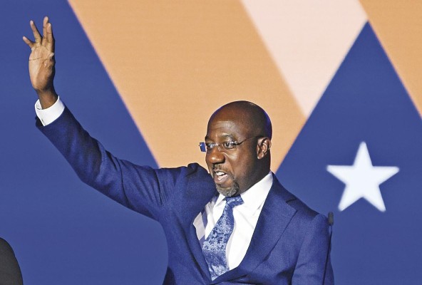 El senador estadounidense Raphael Warnock agradece a sus seguidores en la noche de las elecciones en Atlanta, Georgia. El senador estadounidense Raphael Warnock agradece a sus seguidores en la noche de las elecciones en Atlanta, Georgia.