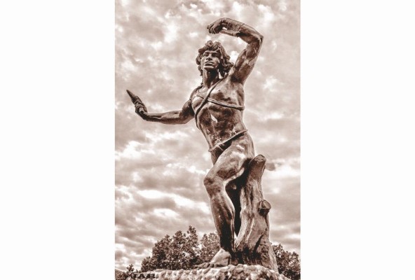 Estatua del líder indígena Urracá, ubicada en la Escuela Normal de Santiago. Estatua del líder indígena Urracá, ubicada en la Escuela Normal de Santiago.
