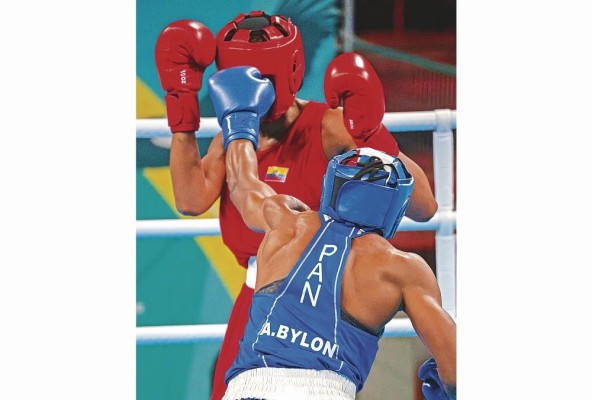 La boxeadora panameña Atheyna Bylon (azul) La boxeadora panameña Atheyna Bylon (azul)