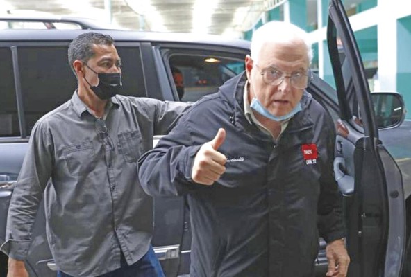 La audiencia estaba prevista para el pasado 31 de octubre, pero fue suspendida por un incidente de nulidad presentado por la defensa de Martinelli. La audiencia estaba prevista para el pasado 31 de octubre, pero fue suspendida por un incidente de nulidad presentado por la defensa de Martinelli.