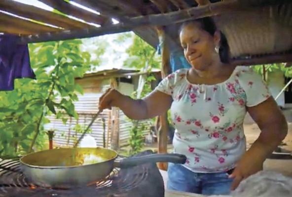 Iveth García preparó bollospreña'os y chicheme Iveth García preparó bollospreña'os y chicheme