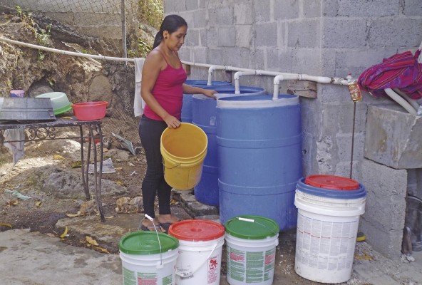 La ciudadanía pide resolver el acceso al agua potable. La ciudadanía pide resolver el acceso al agua potable.