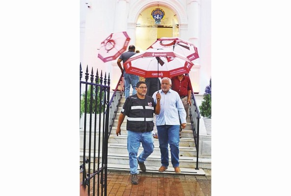 Saúl Méndez (izq.) en compañía del abogado Antonio Vargas, ambos del Suntracs Saúl Méndez (izq.) en compañía del abogado Antonio Vargas, ambos del Suntracs