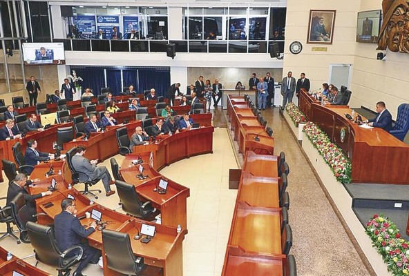 El pleno deberá aprobar la formación de las 15 comisiones legislativas. El pleno deberá aprobar la formación de las 15 comisiones legislativas.