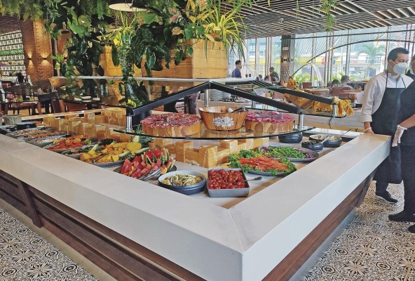 Frutas frescas, carnes frías y ensaladas son parte de la oferta. Frutas frescas, carnes frías y ensaladas son parte de la oferta.