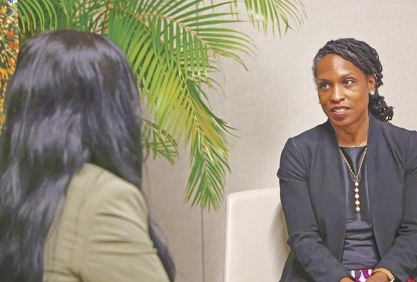 La subsecretaria adjunta del Departamento de Estado de EE.UU., Maxine Burkett, durante la entrevista con “La Decana”. La subsecretaria adjunta del Departamento de Estado de EE.UU., Maxine Burkett, durante la entrevista con “La Decana”.