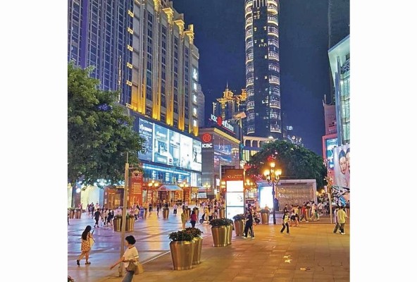 En el centro de la ciudad, los habitantes suelen vivir en los pisos altos de los edificios residenciales y de oficinas o servicios. En el centro de la ciudad, los habitantes suelen vivir en los pisos altos de los edificios residenciales y de oficinas o servicios.