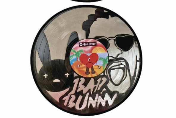 Disco decorativo de vinilo de Bad Bunny por Artopia Collections Disco decorativo de vinilo de Bad Bunny por Artopia Collections