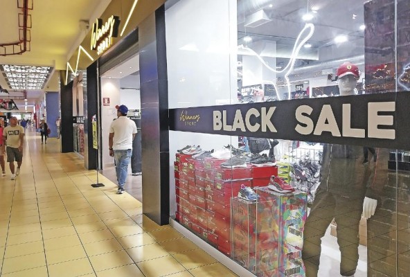 Vista de algunas tiendas en el Centro Comercial de Albrook. Vista de algunas tiendas en el Centro Comercial de Albrook.