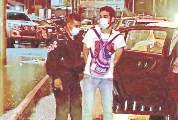 Juan Cajar conducido por un oficial de la Policía Juan Cajar conducido por un oficial de la Policía