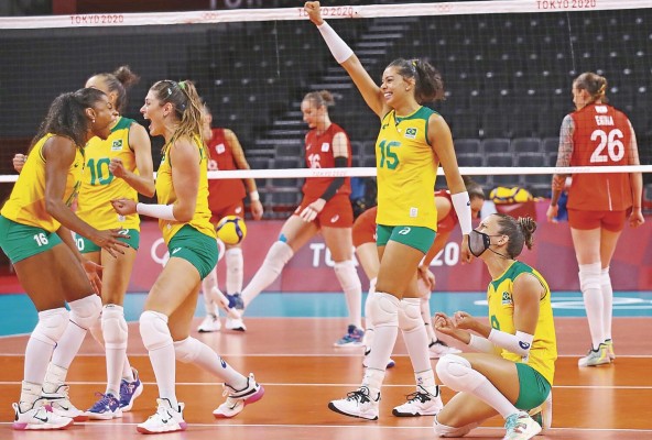 Jugadoras de Brasil en voleibol celebran su victoria. Jugadoras de Brasil en voleibol celebran su victoria.