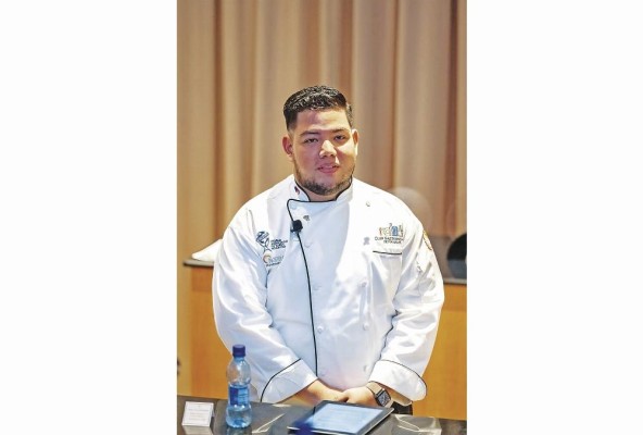 El chef José Flores es chef en Coinsa. su especialidad, las cocinas comerciales. El chef José Flores es chef en Coinsa. su especialidad, las cocinas comerciales.