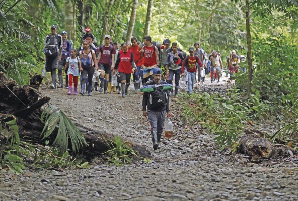 Grupos de migrantes, durante su travesía por la selva del Darién Grupos de migrantes, durante su travesía por la selva del Darién